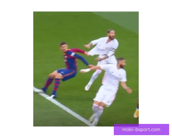 维尼修斯在国家队比赛中罚失关键点球 引发球迷热议与争议