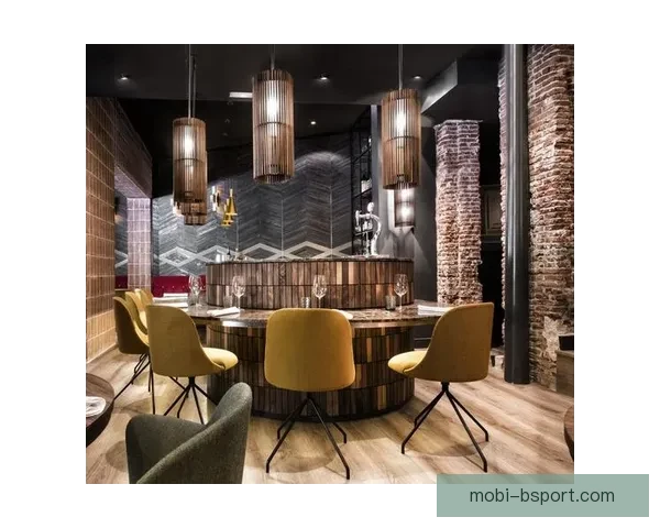 贝林厄姆在马德里知名餐厅用餐优雅瞬间曝光